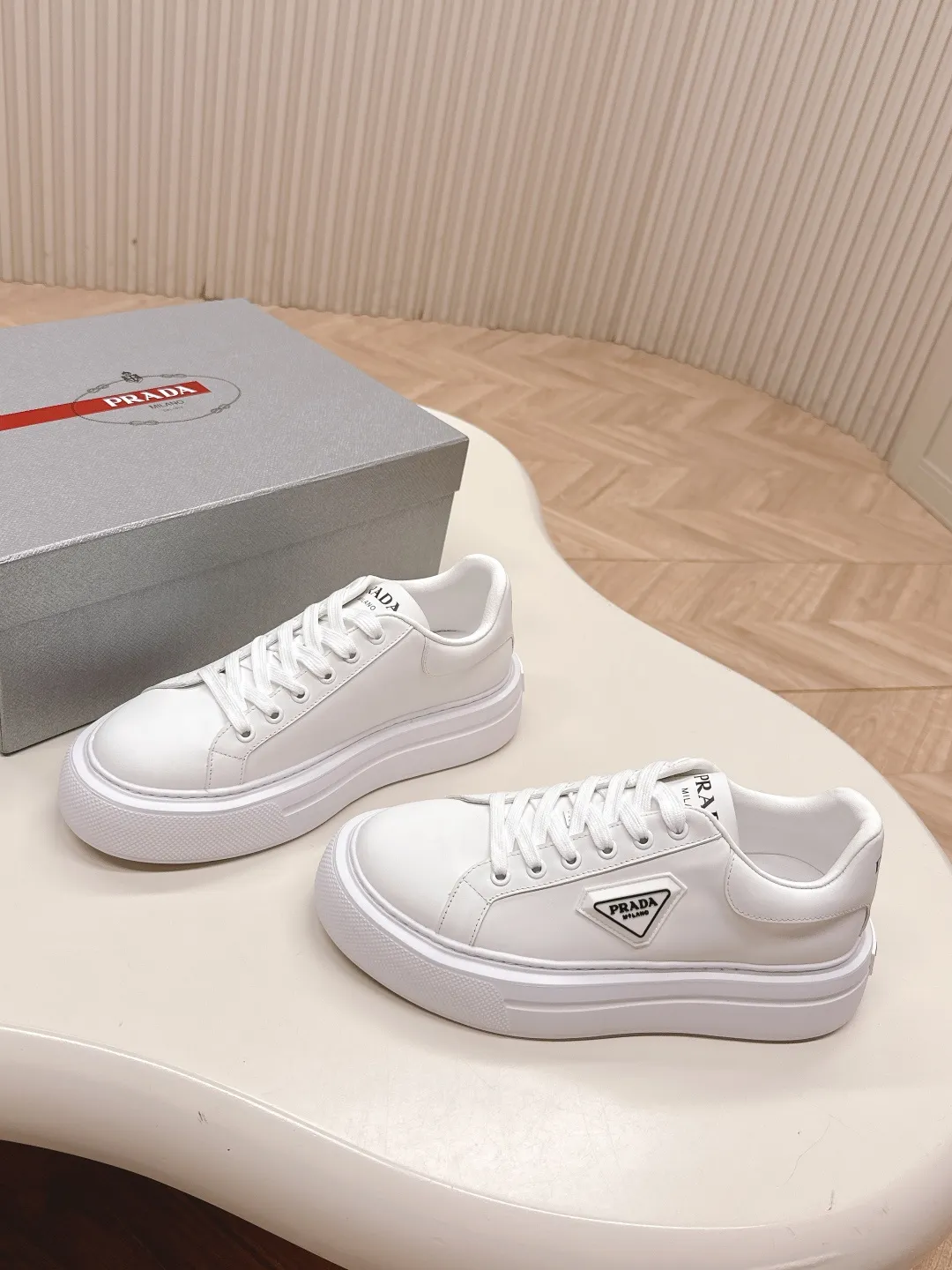 👟👟Ex-factory price 600👟👟 Prada 25ss new casual white shoes, couple style 👫 P fashion white shoes, re-released, high-quality shipments, elegant and generous, comfortable on the feet, super classic, super light and comfortable on the feet Fabric: silky cowhide Lining: water-dyed sheepskin lining + genuine leather foot sole: EVA outsole Code number: 35-45 (40 for women, 45 for men, customized)